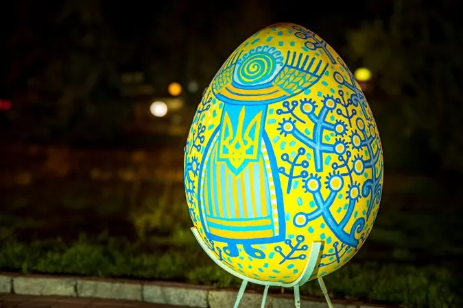 Полум'я свічок і сяйво інсталяцій: якою була Великодня ніч у Луцьку (фото)
