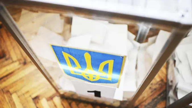 Політологи: юридичних підстав для дострокових місцевих виборів немає. Але їх можуть пошукати