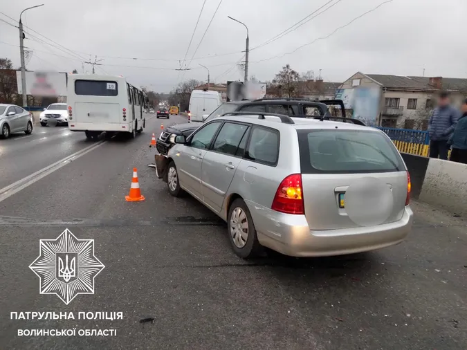Виїхала на «зустрічку»: у Луцьку водійка Mitsubishi скоїла подвійну ДТП на мості (фото, відео)