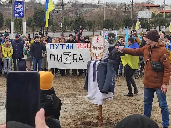 Жителі Мелітополя спалили опудало Путіна (відео)