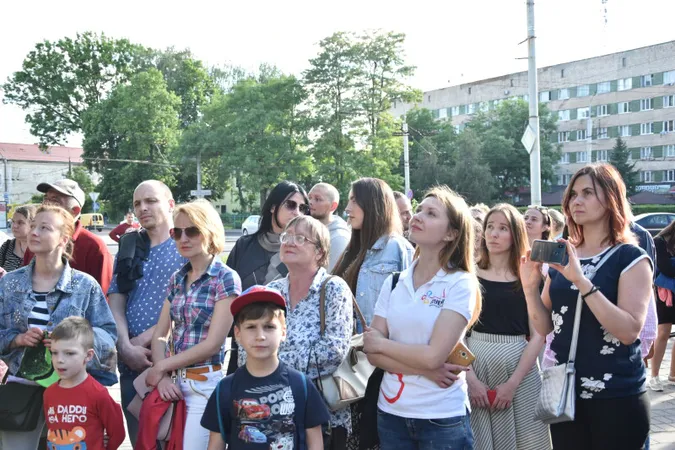 Живі скульптури та оркестр між вогнями: Луцьк провів весну музично й театрально