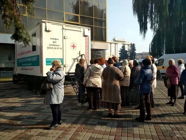 У центрі Луцька безкоштовно оглядають груди (фото)