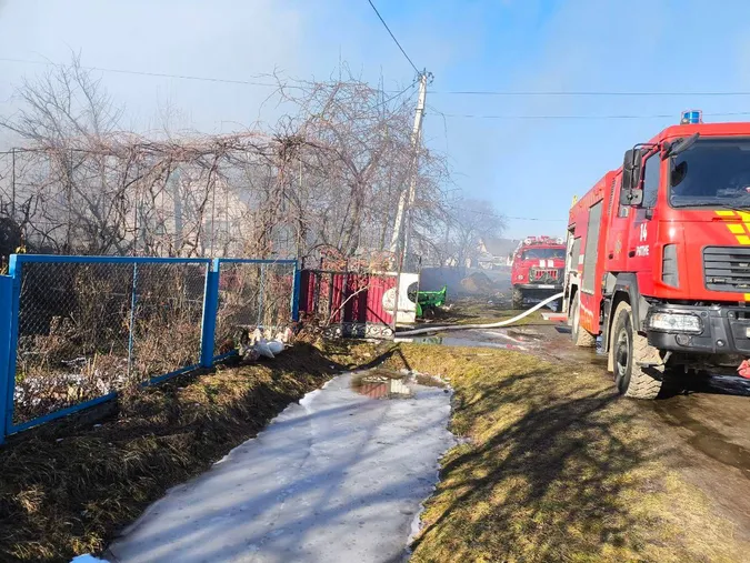У Ратному горить будівля – ліквідація пожежі триває (фото)