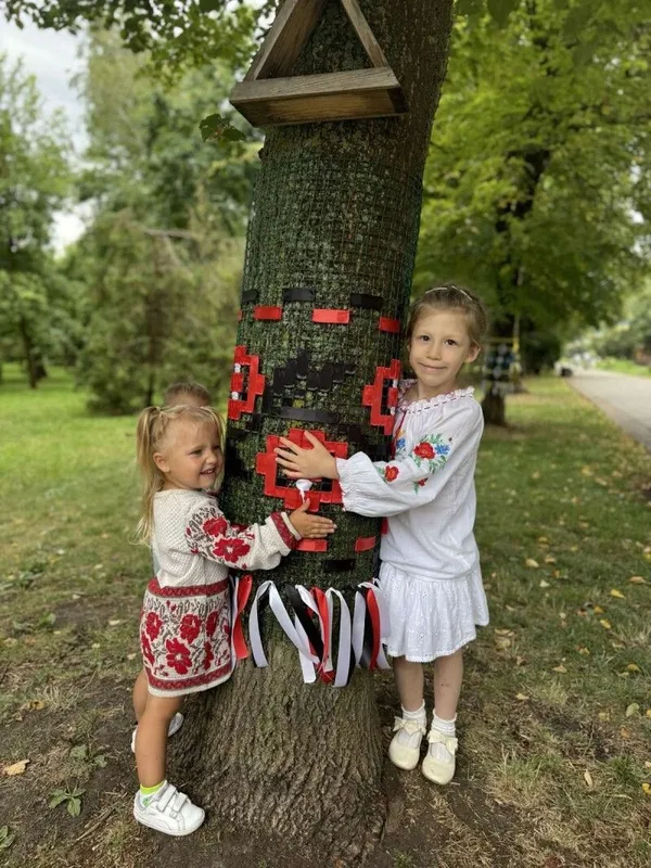 У Луцьку діти «вишили» дерева українськими орнаментами (фото)