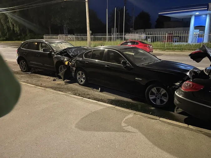 Моторошні кадри ДТП: у Луцьку водій Audi протаранив чотири припарковані автівки (відео)