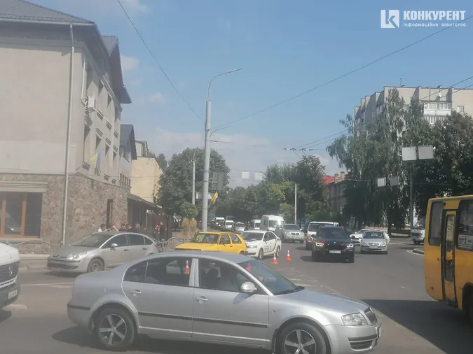 У Луцьку біля «турбокільця» Volkswagen «наздогнав» Citroen (фото)
