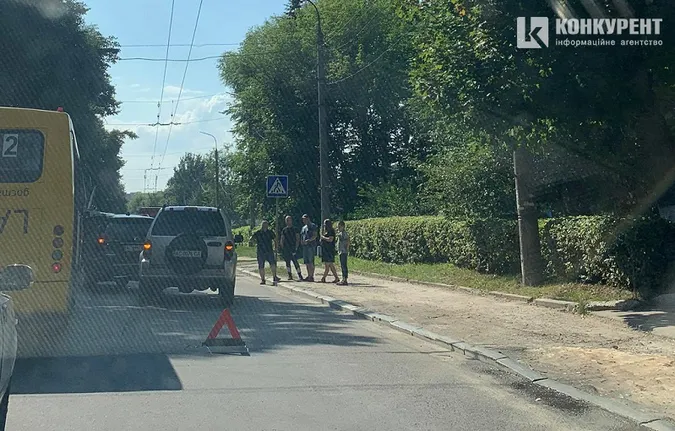 У Луцьку на Глушець затор: зіткнулися два джипи (фото)
