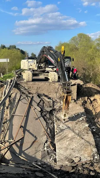В обвалі мосту на трасі Луцьк-Львів звинуватили водіїв (фото)