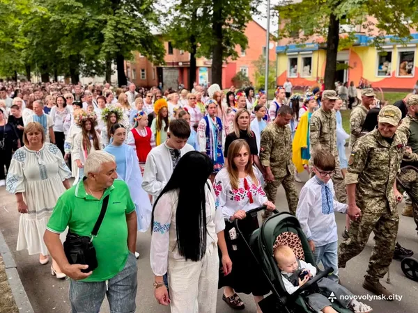 У Нововолинську сотні людей пройшли святковою ходою у вишиванках (фото)