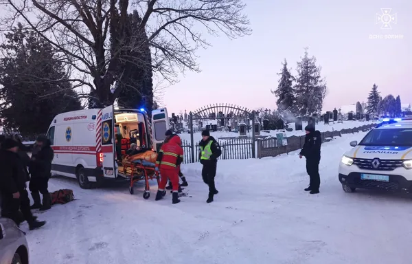 Під Луцьком на тонкій кризі рятувальники знайшли жінку (фото)