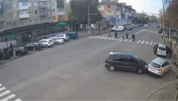 У Луцьку на Грушевського Ford задом втаранився у Citroen: показали момент ДТП (відео)