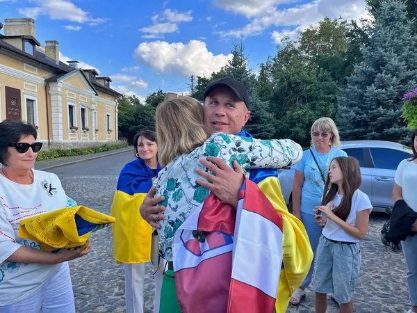 «Хочу побути з сім’єю»: волинянин Володимир Киндюк повернувся додому після двох років полону (фото)
