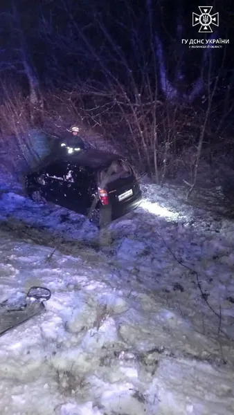 Слизька дорога: у Луцькому районі злетів у кювет і перекинувся легковик (фото, відео)