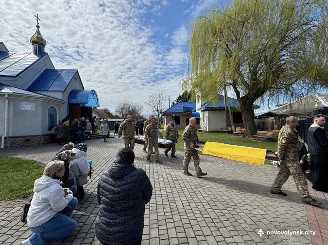 У громаді на Волині назавжди попрощалися з Героєм Борисом Сазоніком (фото)