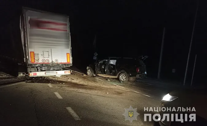 Під Луцьком – ДТП з постраждалими: легковик врізався у фуру (фото)