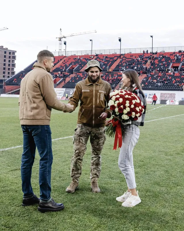У Рівному військовий зробив пропозицію коханій під час футбольного матчу (фото)