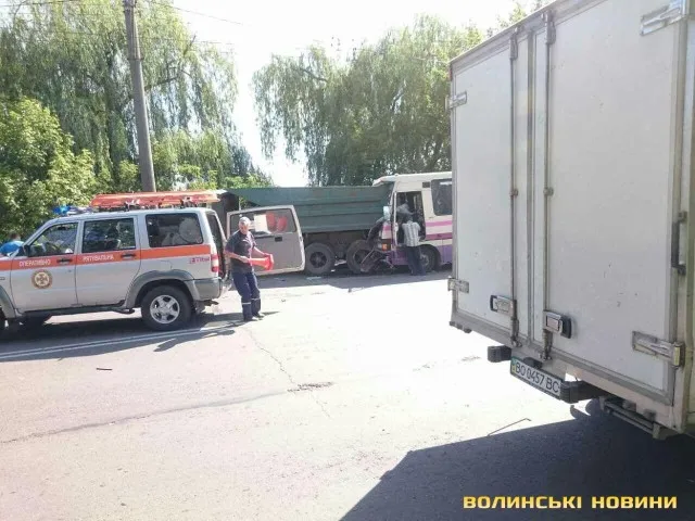 У Луцьку маршрутка в'їхала у вантажівку, – ЗМІ