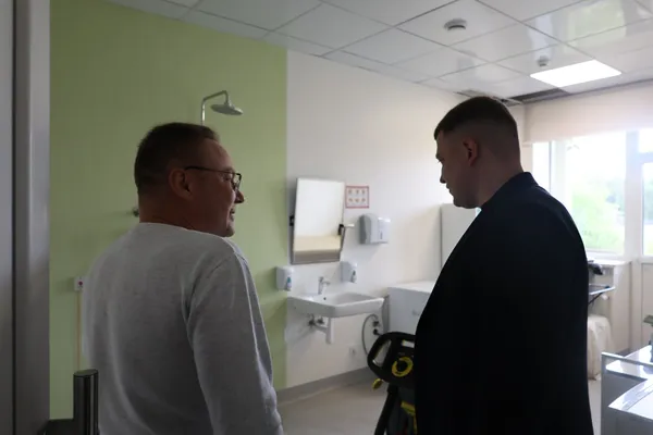 Як допомагають пораненим захисникам на Волині: заступник голови ОДА Тарас Шкітер побував у центрі RECOVERY (фото)