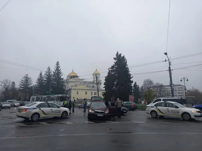 У центрі Луцька – аварія: утворився великий затор (фото)