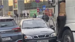 У Луцьку на Рівненській вантажівка не розминулась із двома легковиками (відео)
