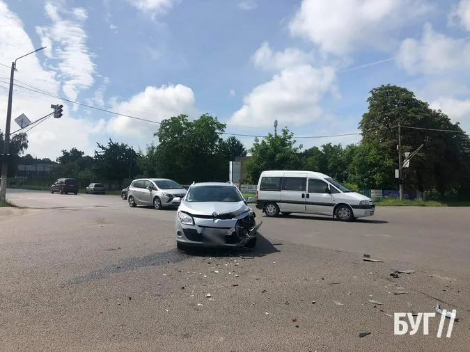 У Нововолинську на перехресті не роз'їхалися два авто (фото)