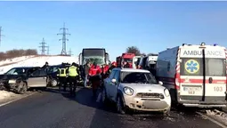 Масштабна ДТП на Львівщині: зіткнулись автобус і три легковики, є травмовані (фото)