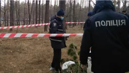 Пакет із новонародженою дитиною мати викинула у лісосмузі (відео)