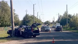Занесло: під Луцьком Volvo зіткнулося з електроопорою (фото)