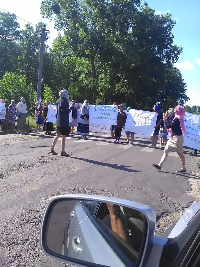 У селі Нуйно на Волині жінки перекрили дорогу на захист «Московського» патріархату (відео)