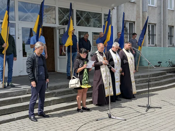 Майже рік вважався зниклим безвісти: Ковель навколішки попрощався з Героєм Віктором Дорощуком