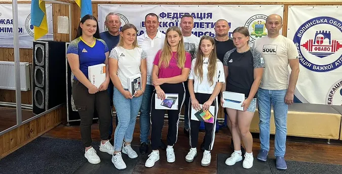 Юним «зіркам» важкої атлетики з Волині подарували планшети з нагоди Дня спорту (фото)