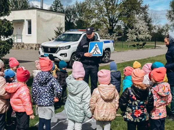 Дали приміряти бронік і каску: в Торчині патрульні завітали в дитячий садочок (фото)