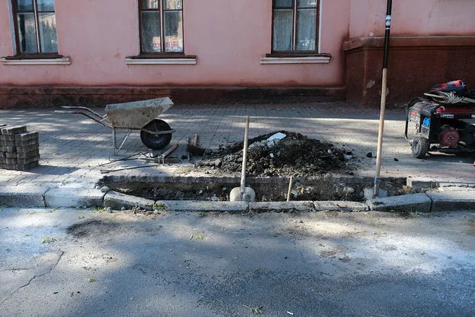 Доступніше: в Нововолинську пристосовують бордюри для колісних візків (фото)