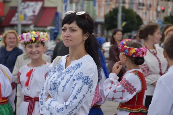 На Театральному майдані лучани «вишили» вінок (фото) 