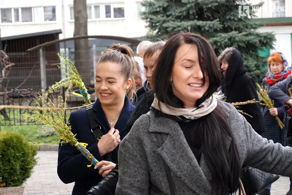 Вербна неділя: тисячі лучан у центрі міста «б'ють» і вітають один одного (фото, відео)