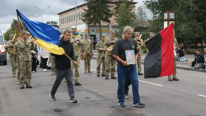 Купив будинок, а пожити не встиг: на Волині попрощалися з Героєм Віталієм Гандзюком (фото)