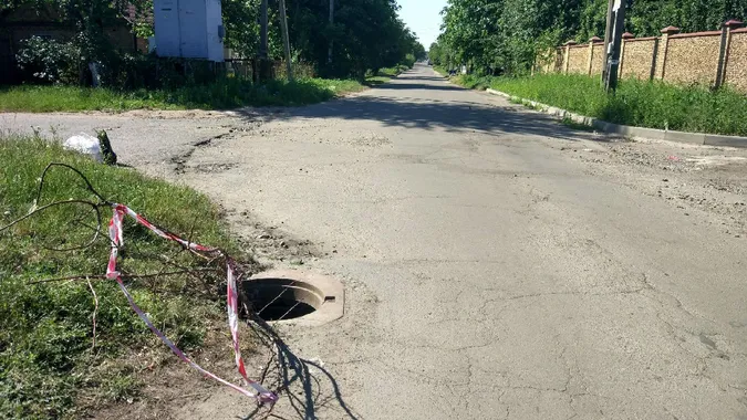 Лучани просять муніципалів позачиняти люки (фото)
