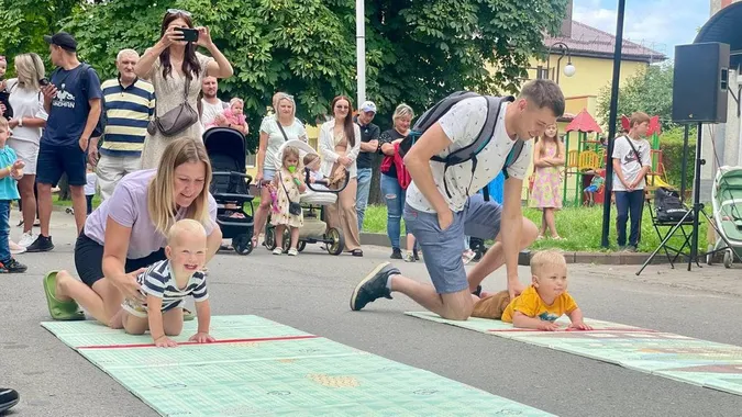 У місті на Волині кличуть наймолодших жителів на «Забіг у повзунках»
