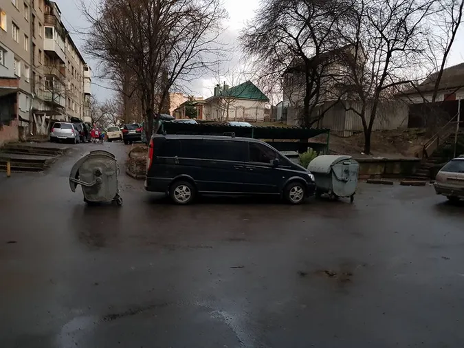 Нарвався: луцькі комунальники провчили водія за неправильне паркування (фото)