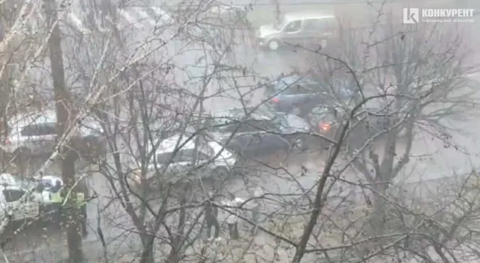 У Луцьку на проспекті Відродження зіткнулися три легковики (фото, відео)