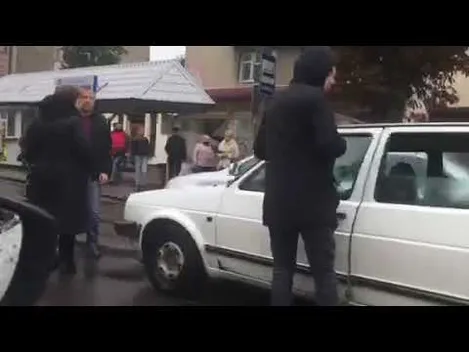 На шляхопроводі біля «Там Таму» автомобілі застрягли у заторі (відео)