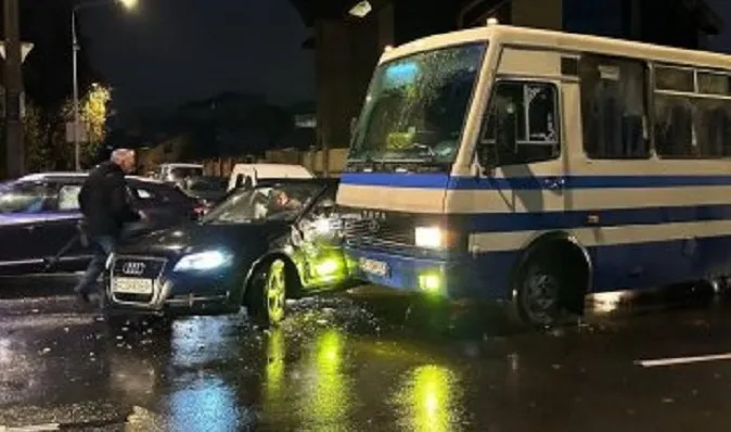 Розтрощений бік в авто: у Луцьку зіштовхнулися легковик та маршрутка (фото)