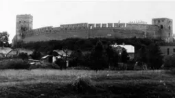 Яким був Луцький замок у 80-х роках минулого століття: чорно-білі фото