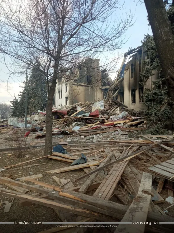Люди не можуть почати розбирати завали драмтеатру в Маріуполі через обстріл рф