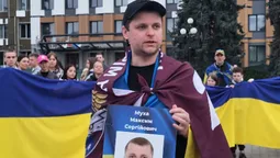 Уперше обійняв доньку: до Ковеля з полону повернувся десантник Максим Муха (фото)
