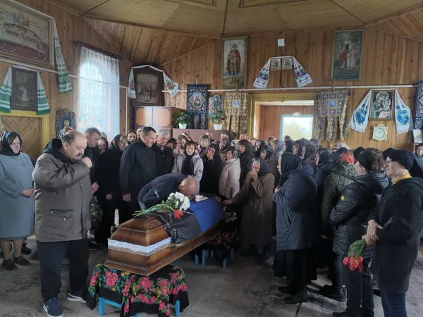 Рівно через рік після загибелі: на Волині попрощалися з Героєм Юрієм Камцем (фото)