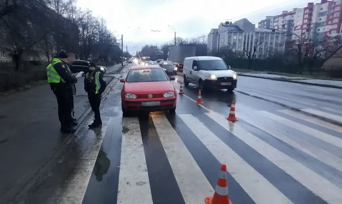 У Луцьку Volkswagen збив жінку на переході (фото, відео)