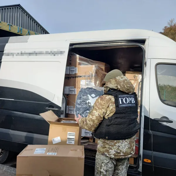 Купу брендового одягу під виглядом гуманітарки хотіли завезти на Волинь
