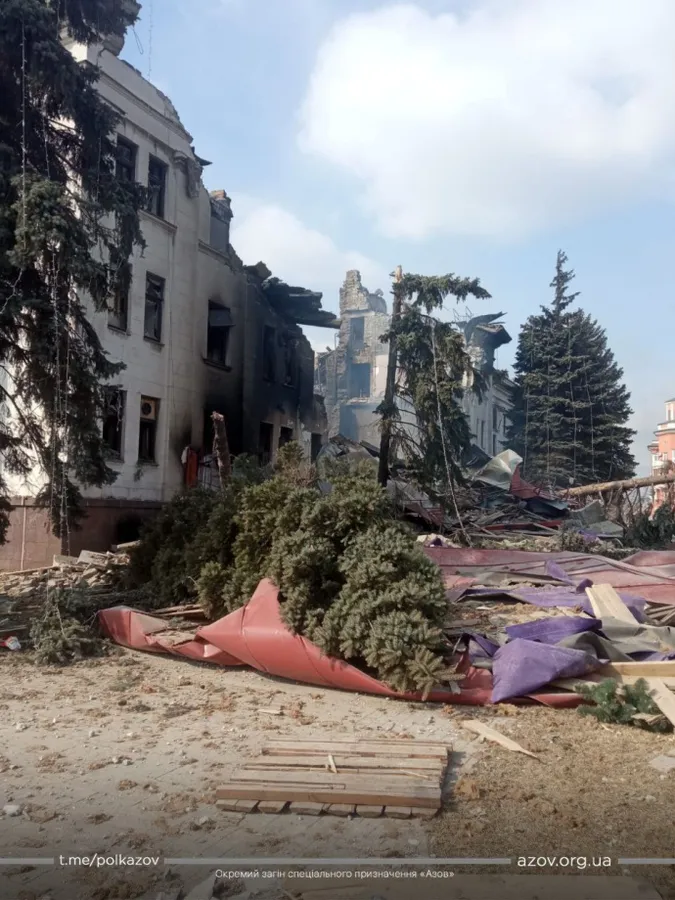 Люди не можуть почати розбирати завали драмтеатру в Маріуполі через обстріл рф