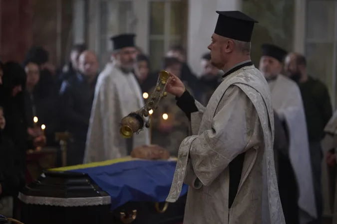 Луцьк навколішки попрощався з загиблим на Донеччині захисником Олексієм Федоренком